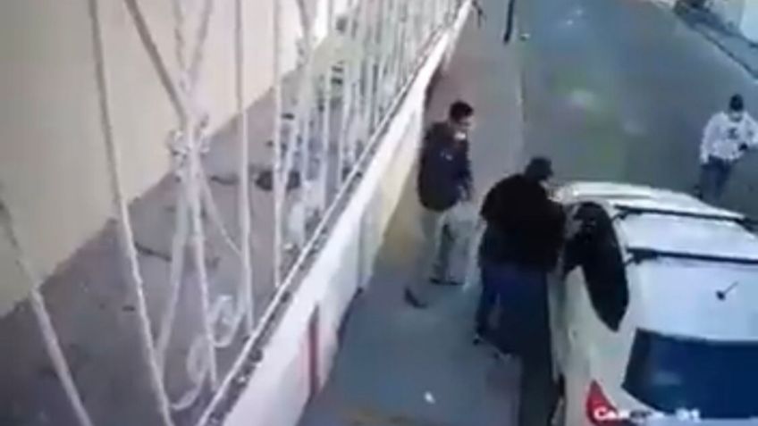 ¡Indignante! Delincuentes armados amagan a conductor para robarle su camioneta en Ecatepec: VIDEO