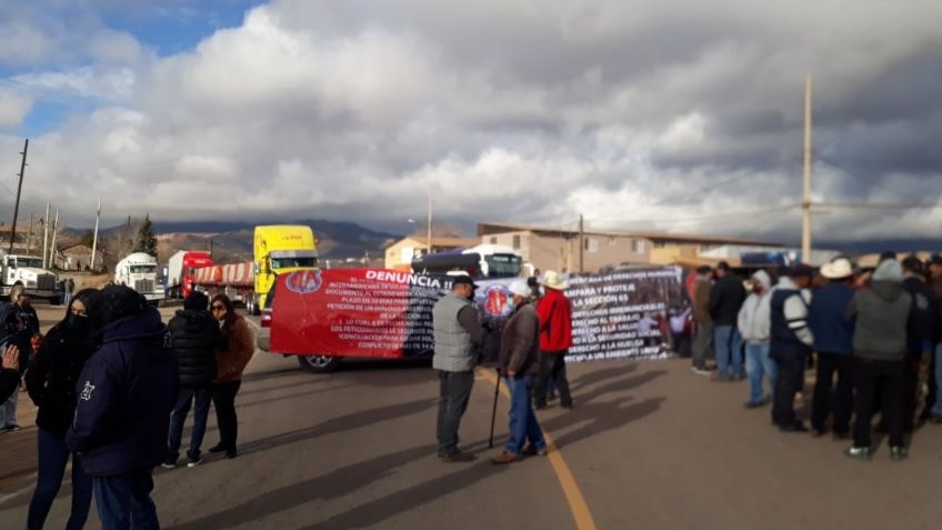 Exmineros bloquean de manera permanente carretera Ímuris-Cananea