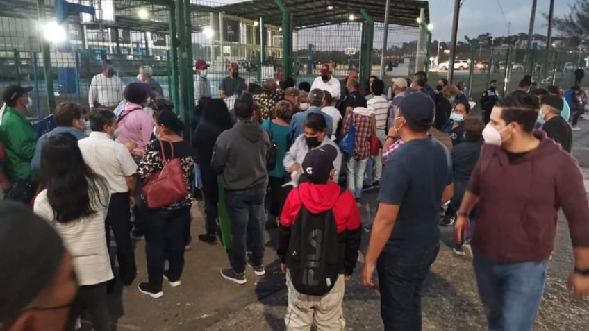 ¡Rebeldes con causa! Abuelitos amagan a trabajadores de la salud, tras enterarse que ya no había vacunas anticovid