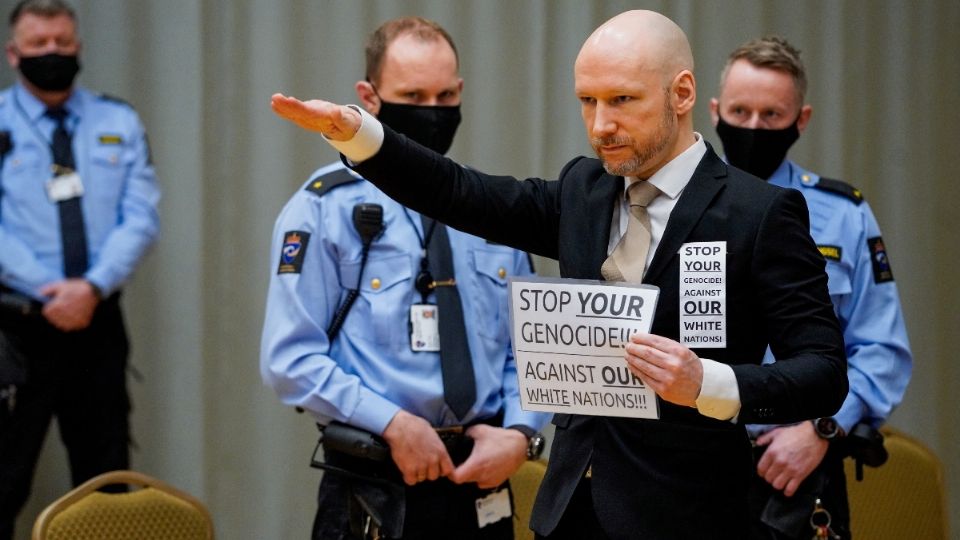 POSTURA. Anders Behring Breivik realizó un saludo fascista al entrar en la sala de su audiencia. Foto: EFE