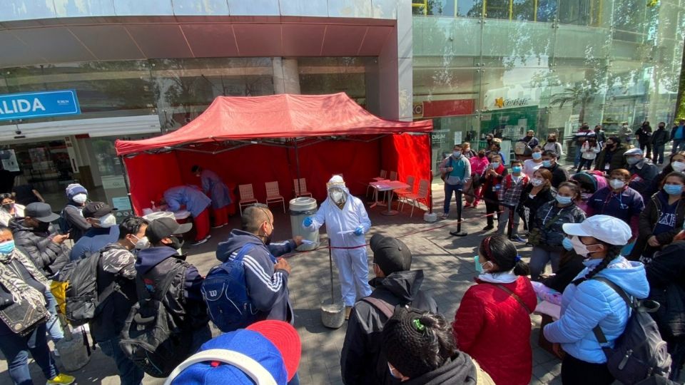 CASA LLENA. Decenas de personas acudieron a la unidad de pruebas frente al centro comercial Forum Buenavista. Foto: Daniel Ojeda