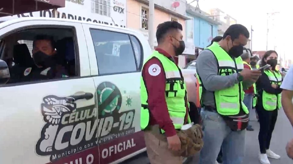 Uno de los trabajadores municipales de Ecatepec hizo un llamado a la población desde una camioneta que recorre las calles. Foto: Especial