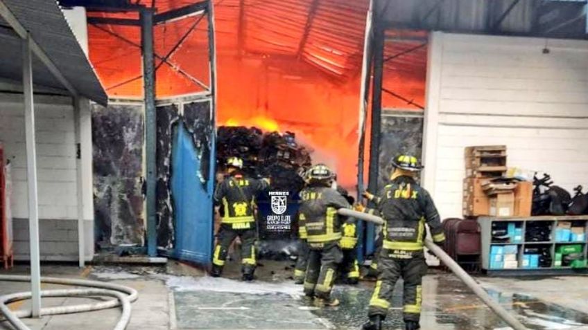 Reportan fuerte incendio en una fábrica de bicis en Azcapotzalco