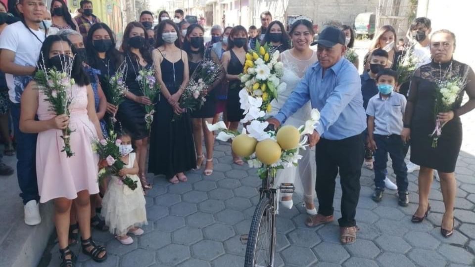 Papá lleva a su hija en bicicleta adornada de flores. Foto: Especial