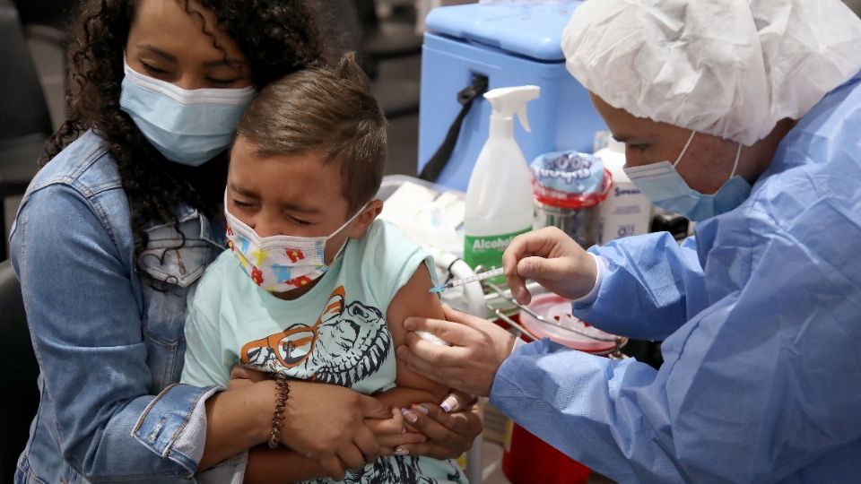 PROTECCIÓN. Los niños en Colombia están recibiendo la inmunización china CoronaVac de la farmacéutica Sinovac. Foto: AFP