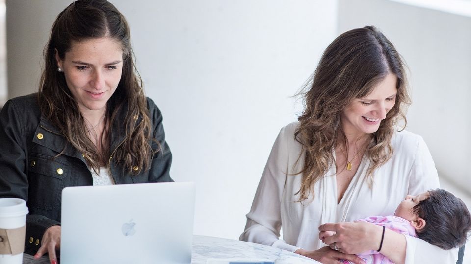 Regina Cabal y Katia Moye son las creadoras de Momlancers, una plataforma pensada en mamás trabajadoras. Foto: Cortesía
