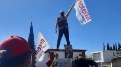 Seguidores de Morena exigen restituir estatua de AMLO en Atlacomulco