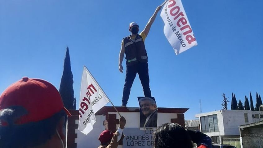 Seguidores de Morena exigen restituir estatua de AMLO en Atlacomulco