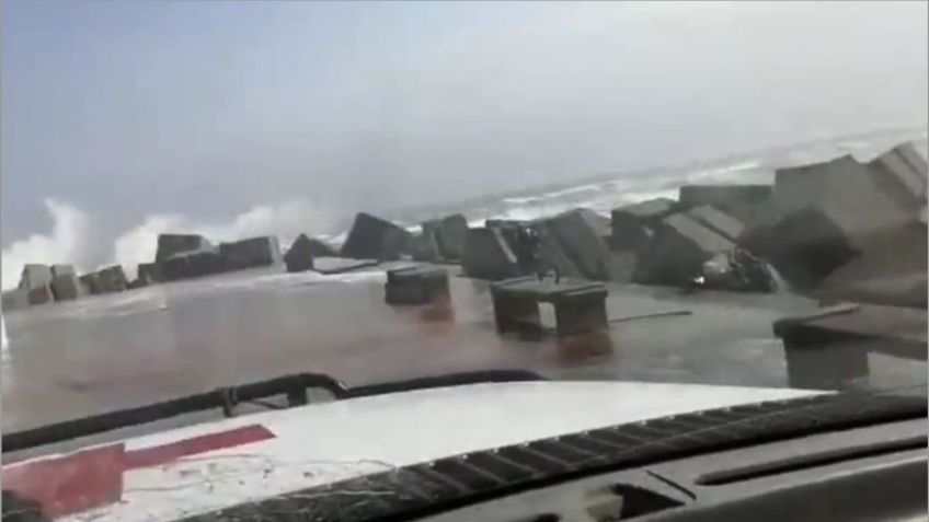 Video: Ciclista queda atrapado en las escolleras de Playa Miramar