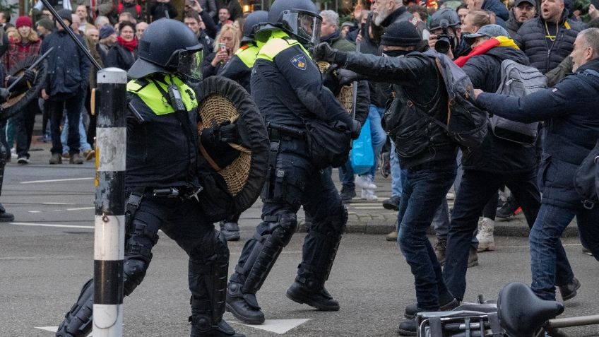 Encierro por COVID-19 enoja y provoca protestas en Ámsterdam