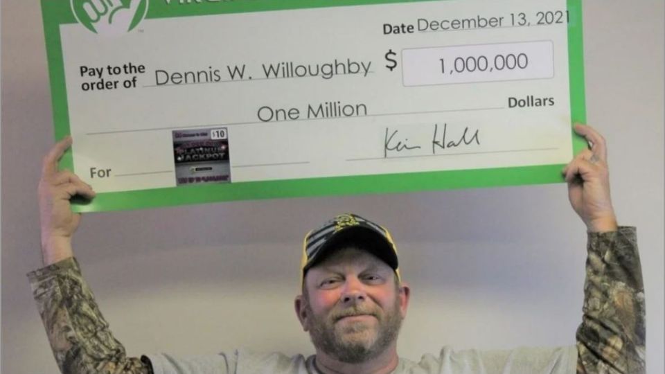 El sonriente  ganador de un millón de dólares posa con su cheque el pasado 13 de diciembre
(Foto: Especial)