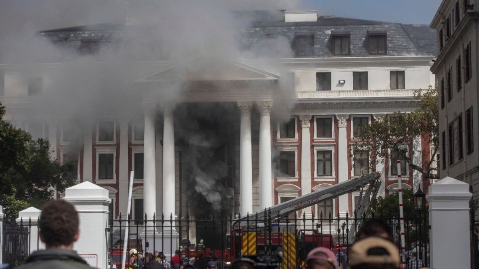 PARLAMENTO. Bomberos combatieron el fuego más de 6 horas. Foto: EFE