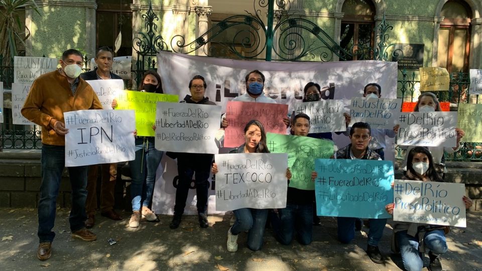 CLAVE. Amigos y familiares de Del Río se apostaron en la Representación del Estado de Veracruz. Foto: Especial