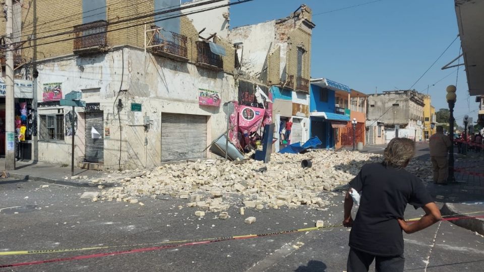 TAMAULIPAS. Ráfagas de viento derribaron las paredes de un viejo edificio, en Tampico. Foto: Carlos Juárez