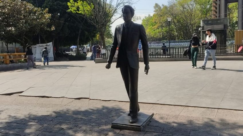 CDMX: Vandalizan por segunda vez "El hombre del portafolio", escultura de Miguel Peraza