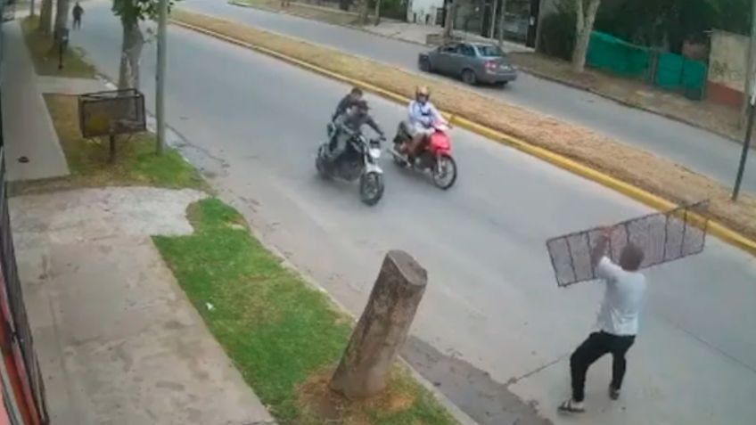 Hombre evita robo de motocicleta lanzando una reja metálica a los ladrones: VIDEO