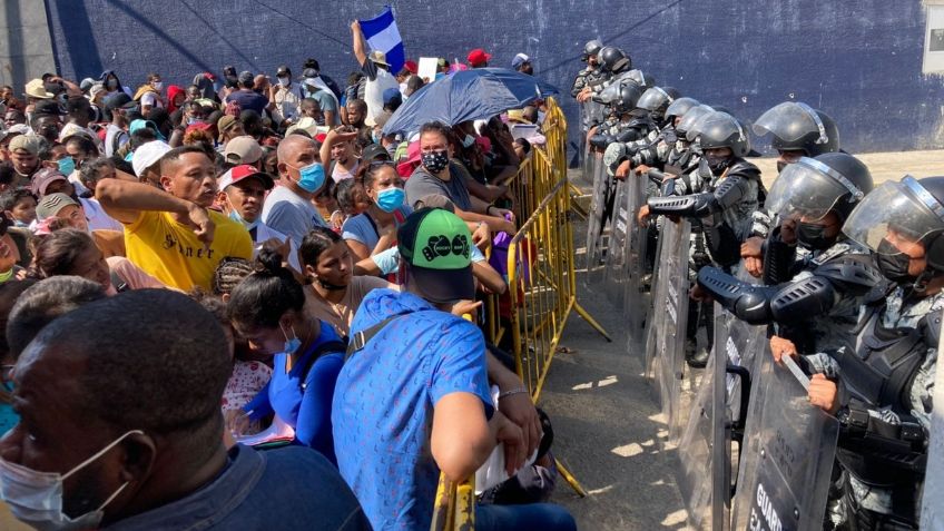 Alrededor de 500 migrantes protestan afuera del INM en Tapachula