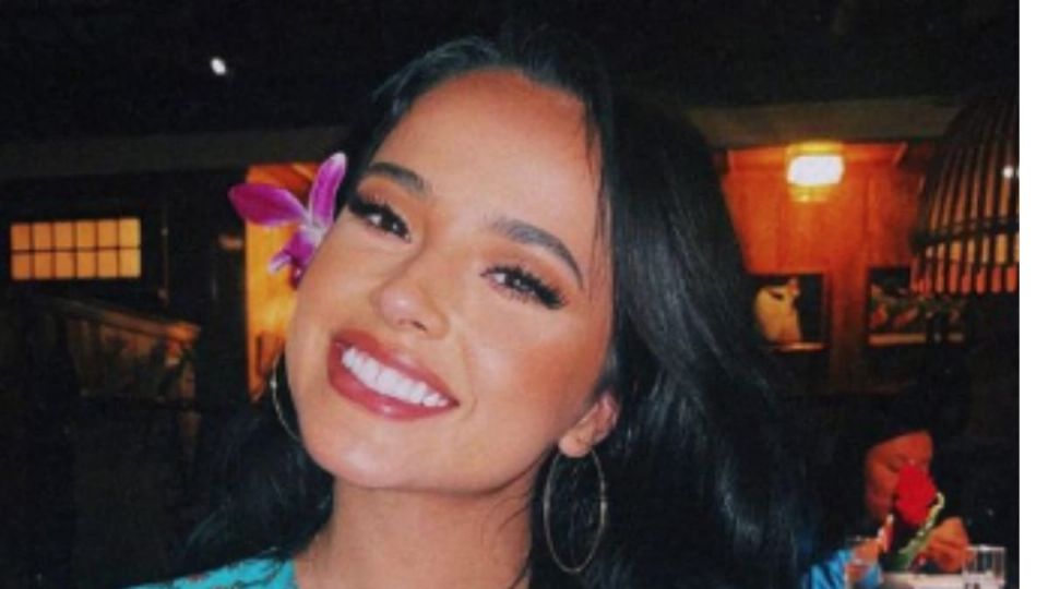 Becky G sonriendo. Fuente; Instagram Becky G.