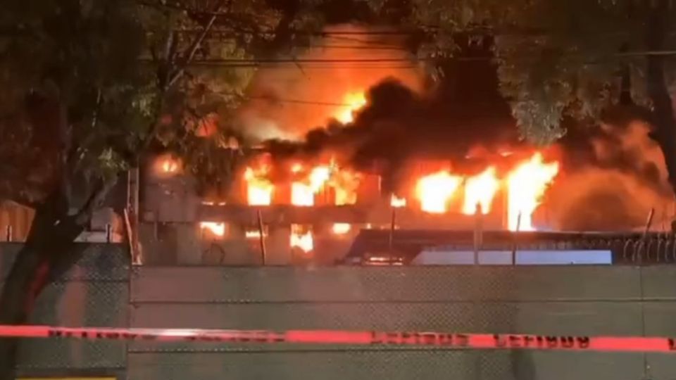 Imagen del incendio en una fábrica de bicis en la Ciudad de México. Foto: @tavojeda5