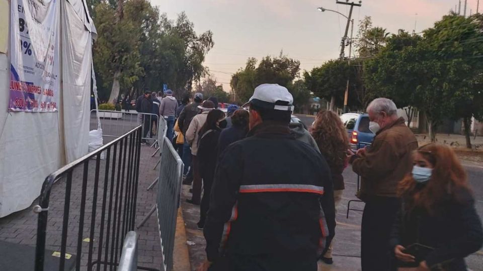 Las personas esperaron durante horas para poder entrar al lugar