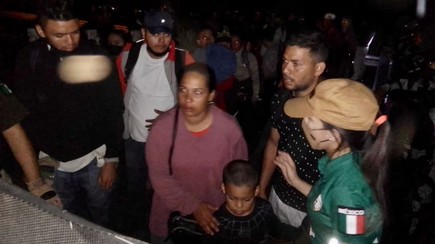 Migrantes improvisan caravana en Tapachula, autoridades los interceptan en plena madrugada