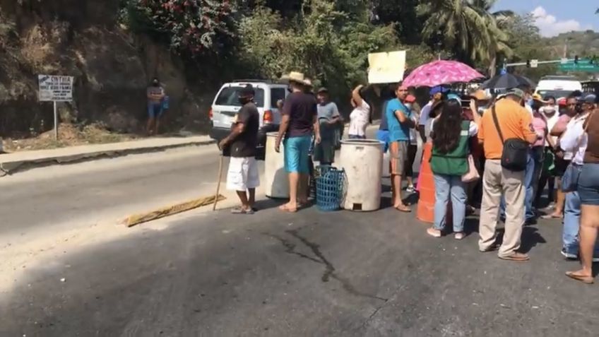 Bloquean carretera federal Acapulco- México por falta de agua