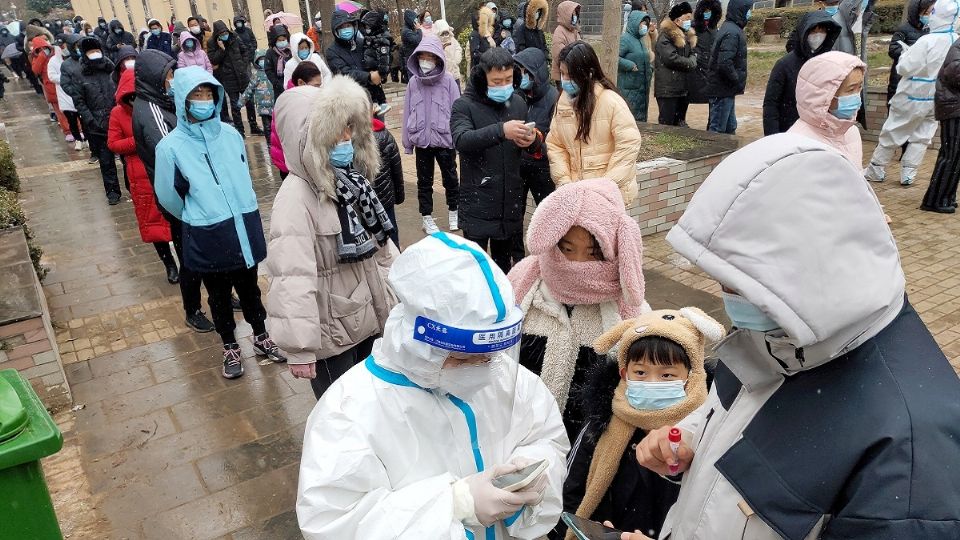 La OMS recomienda extender el uso de la dosis de Pfizer a menores de 12 años (Foto: AFP)
