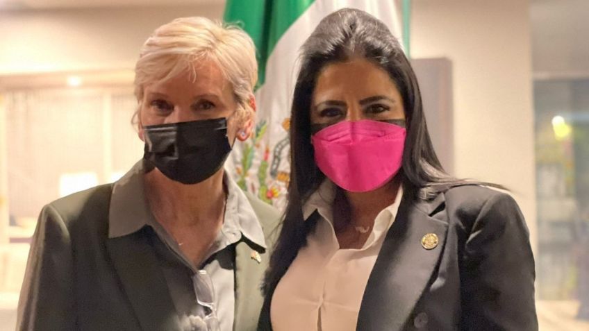 Lorena Piñon asiste a la recepción de honor de la ministra de Energía en EU, Michigan Jennifer Granholm