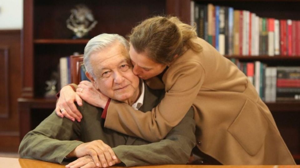 El presidente Andrés Manuel López Obrador fue recibido por su esposa Beatriz Gutiérrez Müller. Foto: Especial