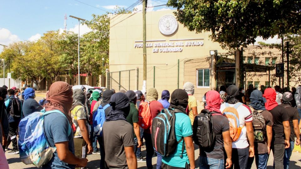 A las 4:30 de la tarde, todos los normalistas se retiraron del lugar y regresaron a las instalaciones del plantel Foto: Carlos Navarrete