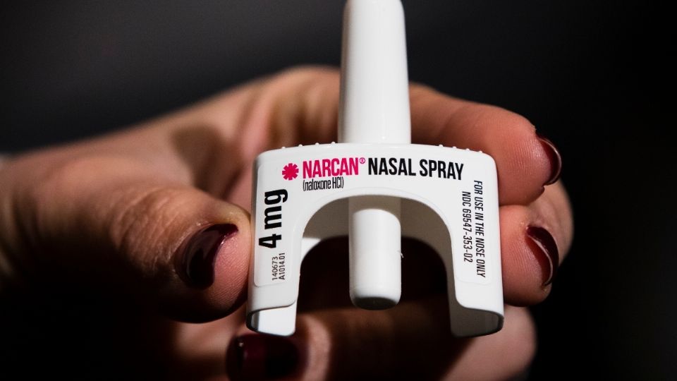 Una persona muestra Narcan, una sustancia para revertir una sobredosis, durante un taller para empleados de Public Health. (Foto: AP)