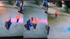 Edomex: Con pistola en mano, sujeto asalta a dos chicas en calles de Valle Chalco | VIDEO