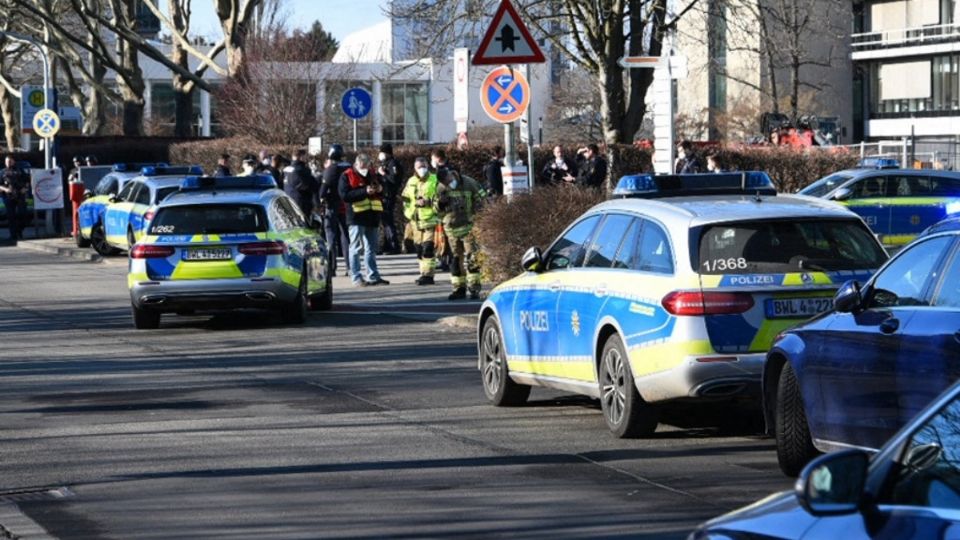 La policía tiene cercada la escuela y pidieron a las personas alejarse de la zona. Foto: AFP