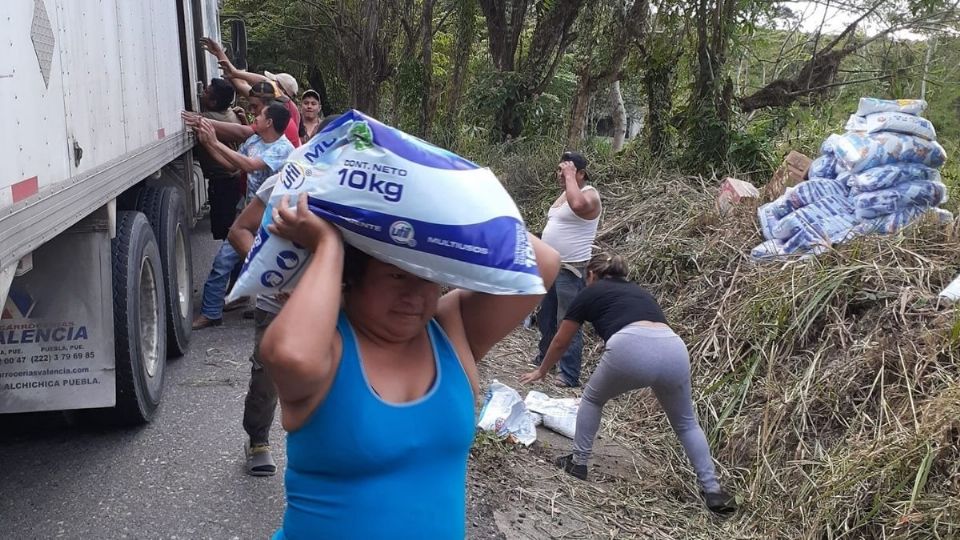 En equipo, así se llevaron los productos (Foto: Raúl Méndez)