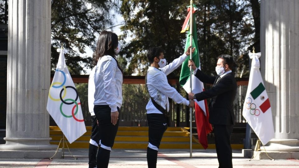 El patinador Donovan Carrillo recibió la Bandera de México, de manos de Daniel Aceves, vicepresidente del Comité Olímpico Mexicano. Foto: Especial