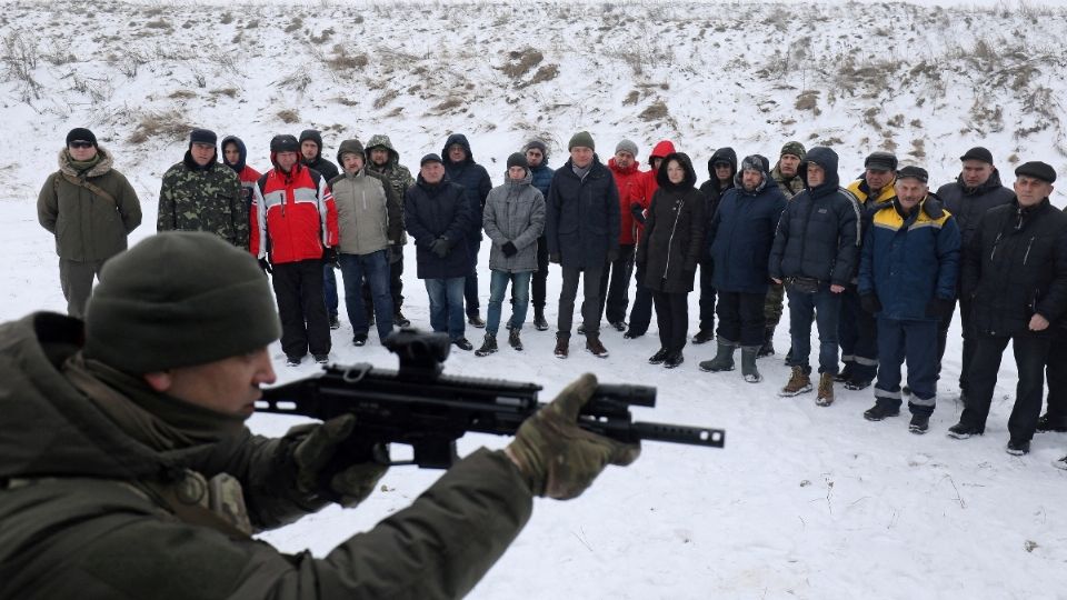 Empleados de industrias y servicios esenciales toman entrenamiento militar en las afueras de Lviv, Ucrania. (Foto: REUTERS)