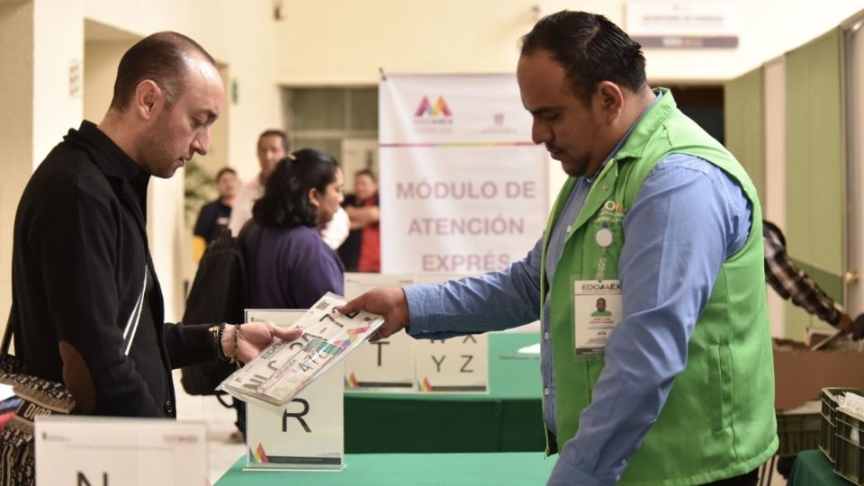 La firma del convenio permitirá a los ciudadanos contar con tres opciones para emplacar sus vehículos en la CDMX. FOTO: Cuartoscuro