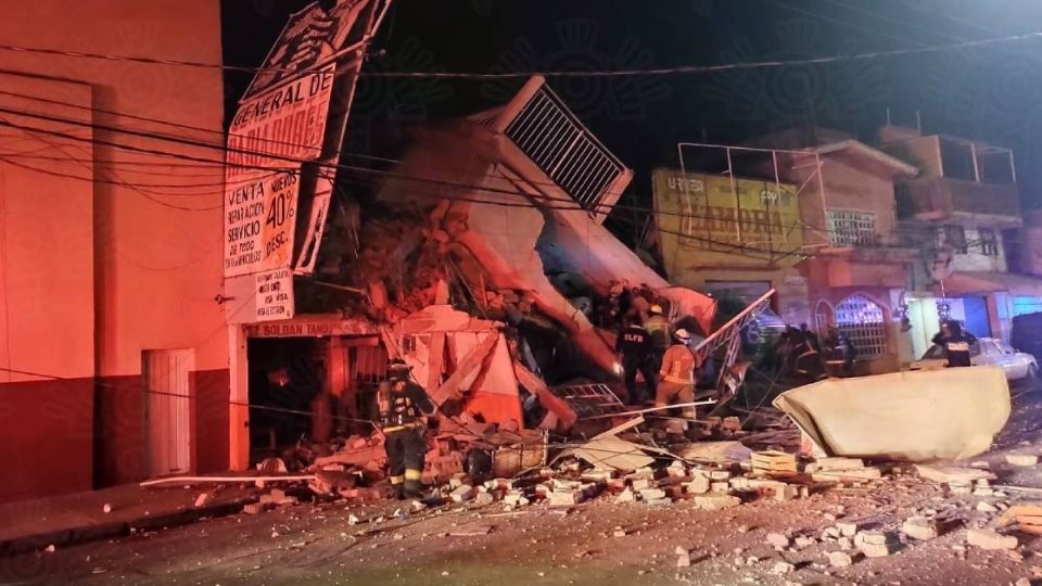 Siguen la labores de rescate tras el derrumbe del edificio en Puebla. Foto: @luisfersoto