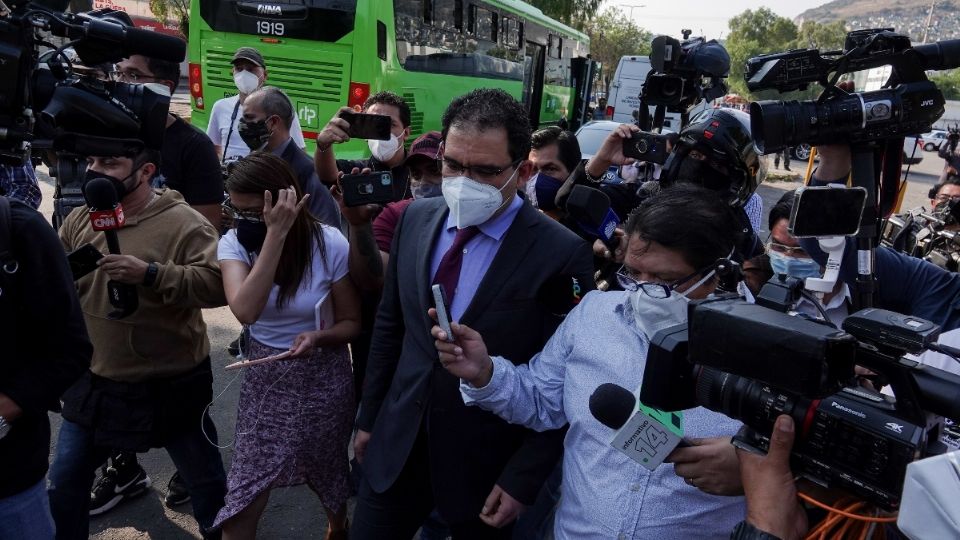 Alejandro Rojas Pruneda, abogado de Emilio Lozoya, a su salida del Centro de Justicia Penal Federal en el Reclusorio Norte (Foto: Cuartoscuro)