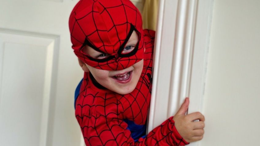 Niño de 3 años se disfraza de Spider-Man para defender a su mamá de violencia doméstica