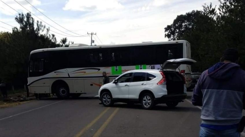 Comuneros bloquean carreteras en Los Reyes, Michoacán, exigen la aparición de un joven secuestrado