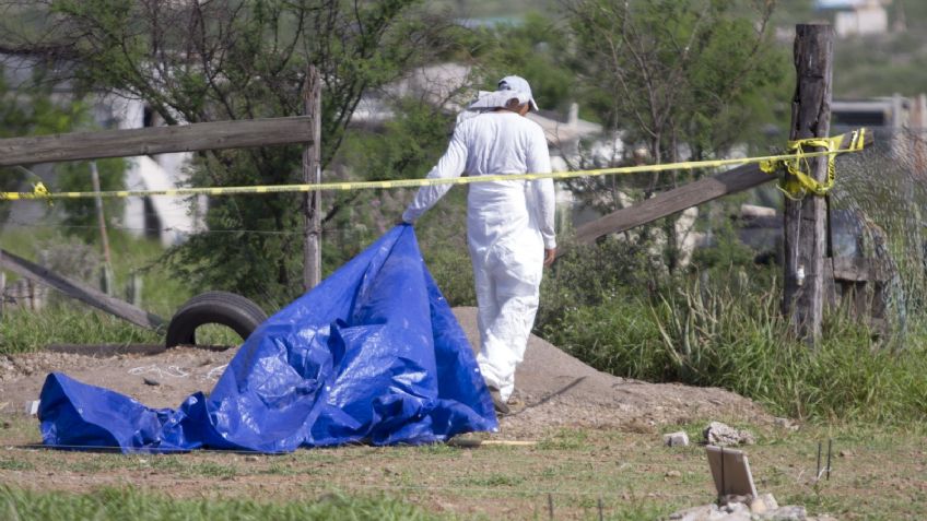 Macabro hallazgo atrás de una cancha de futbol en NL: había dos cuerpos, ropa y sábanas con sangre