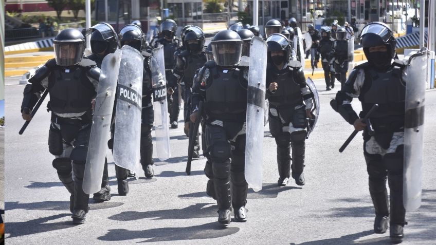 Impiden a padres y madres de 43 desaparecidos de Ayotzinapa tomar caseta de autopista de Guerrero