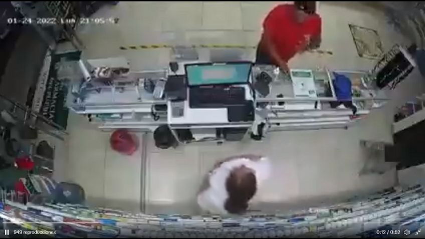 VIDEO: Con arma en mano, ASALTAN a MUJER que atendía farmacia de Puerto Vallarta