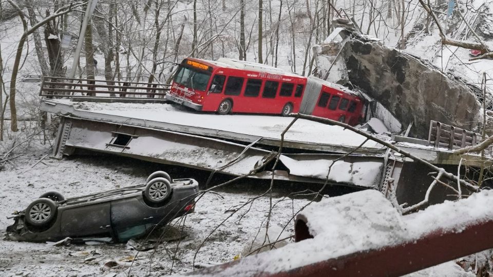 Un autobús con varias personas a bordo quedó atorado entre el metal colapsado. Foto: AP