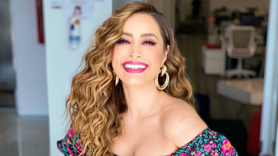 La también cantante impone moda con sus looks. Foto: Especial