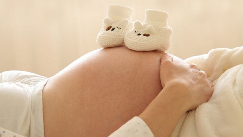 Las mujeres embarazadas pueden mejorar la gestación de sus bebés con estos consejos de sueño (Foto: Especial)