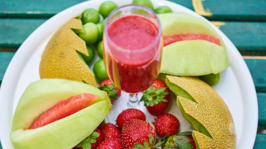 Desintoxica tu piel con jugo de melón y fresa