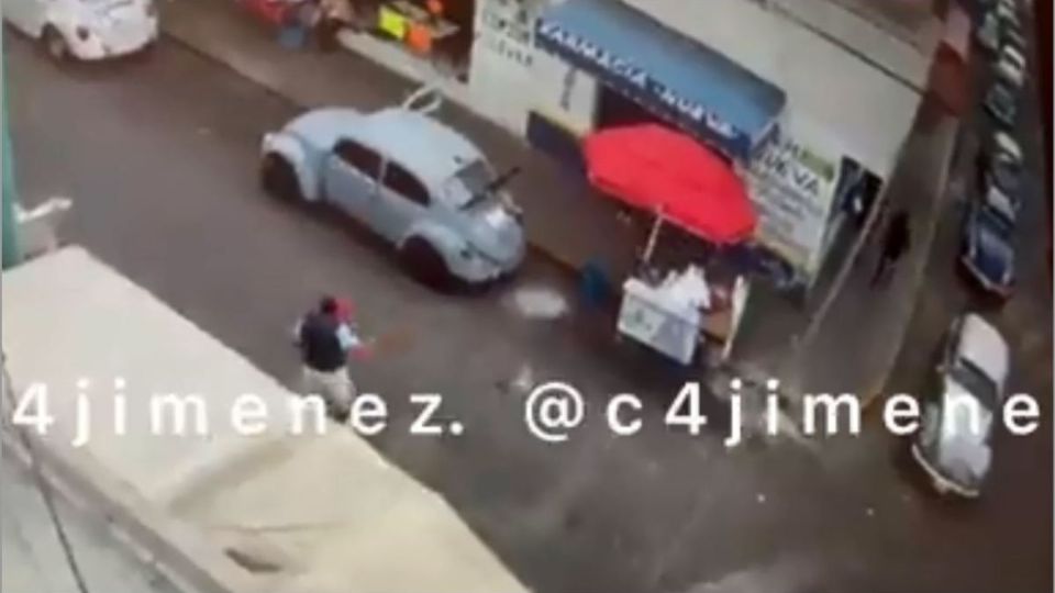 La agresión fue captada por cámaras del video del C5 capitalino 
(Foto: Twitter @c4jimenez)