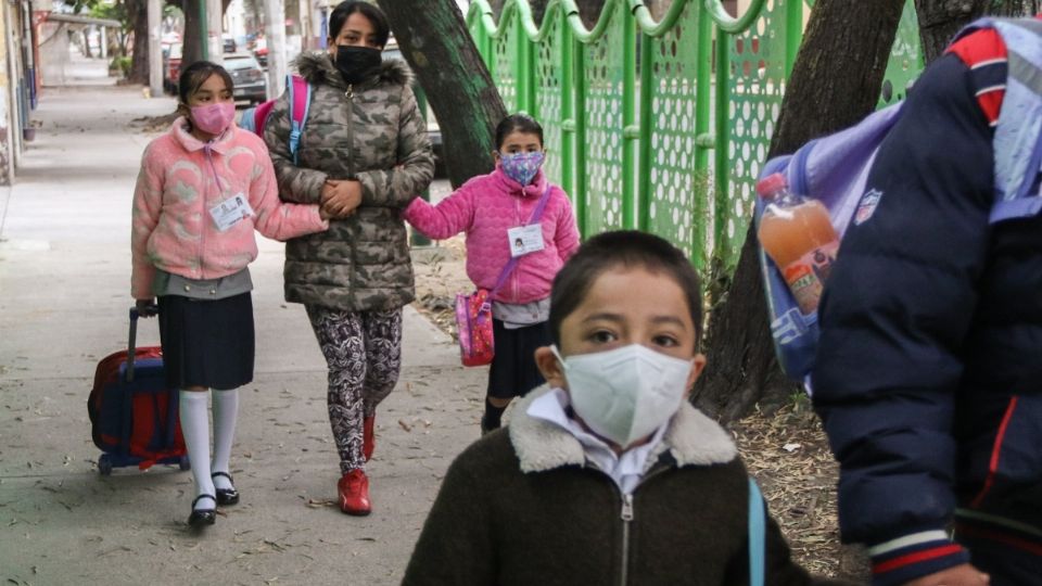 ABRIGADOS. Menores volvieron ayer a clases presenciales en la CDMX.  Foto: Cuartoscuro